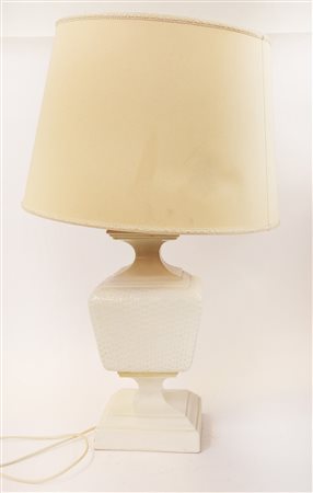 Lampada da tavolo a tre luci con corpo in ceramica bianca su piede a plinto,...