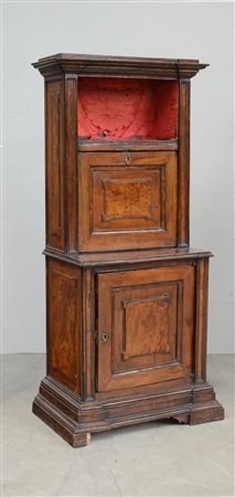 Antico credenzino con fronte a due ante e vano a giorno (cm 65x164x44)...