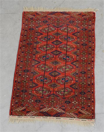 [Tappeti] Tappeto Bukara, Turkestan occidentale, sec. XX (125x81 cm)(difetti)