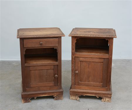 Coppia di comodini ad un'anta e un cassetto, piedi a mensola (cm 50x80x40)...