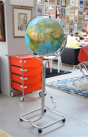 Mappamondo edizione Ricoscope Firenze, su base in metallo cromato (h. cm 150)...