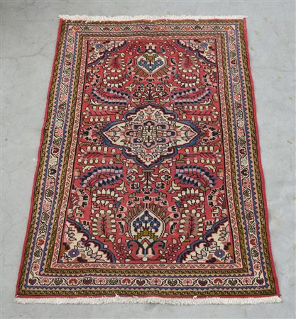 [Tappeti] Tappeto Mossul, Persia sec. XX. Disegno con medaglione bianco su...