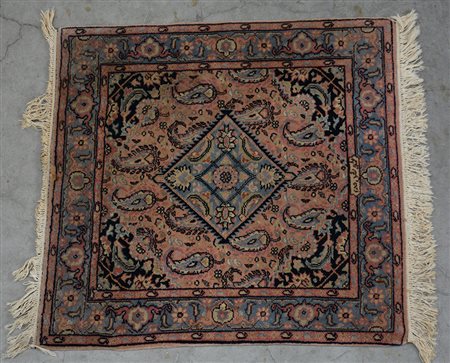 Tappeto rumeno, sec. XX. Disegno con medaglione quadrato su campo decorato...