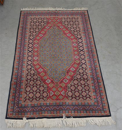 [Tappeti] Tappeto Zhenjiang, Persia, sec. XX. Disegno a medaglione nei toni...