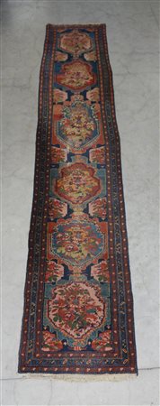 [Tappeti] Tappeto passatoia Bakhtiari. Persia, inizio sec. XX. Disegno a sei...