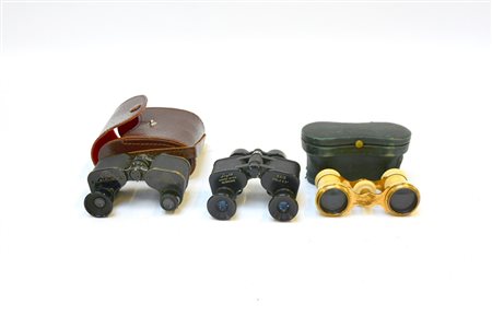 Lotto composto da tre binocoli di diversa epoca, due in custodia (difetti)