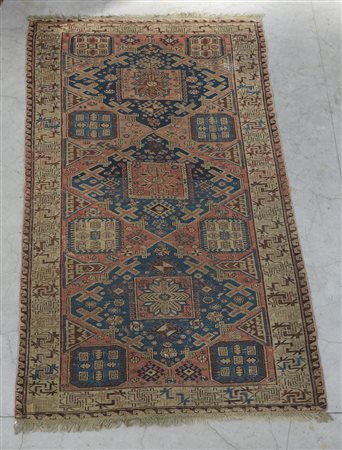 [Tappeti] Tappeto Sumak, Caucaso fine sec. XIX. Disegno a tre medaglioni...