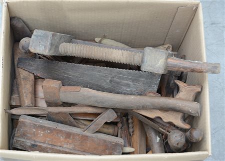 Cartone contenente numerose pialle e strumenti per la lavorazione del legno...