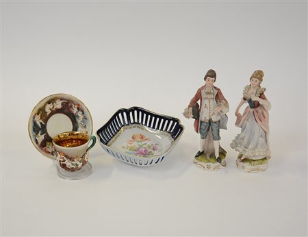 Lotto composto da due statuine, una tazza con piattino e una ciotola in...