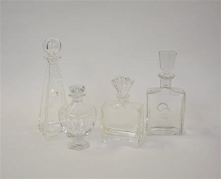 Lotto composto da quattro bottiglie con tappi di misure e forme diverse...