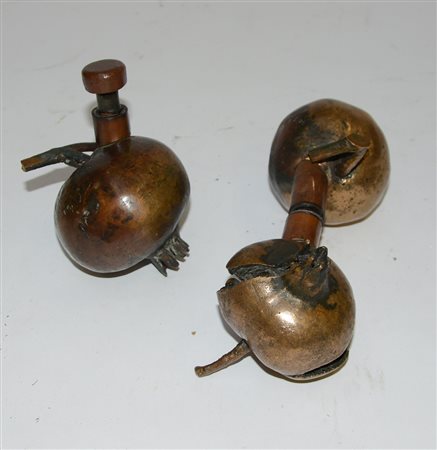 Ignoto, lotto di tre maniglie in bronzo a forma di frutti di melograno (d max...