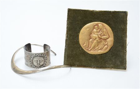 TILLIO NANNI "Madonna con Bambino" bassorilievo in oro, g. 21,50 unito a un...