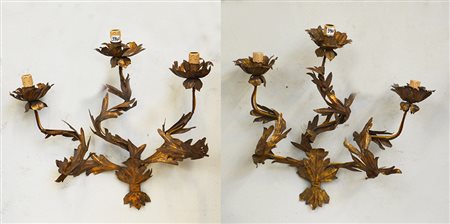 Coppia di applique a tre luci in lamiera di ferro sagomata e dorata (h cm 54...