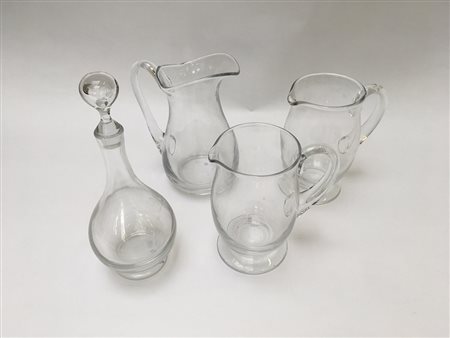 Lotto composto da due versatoi in cristallo con base circolare e una...