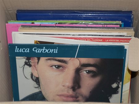 Cartone contenente alcuni dischi musicali.