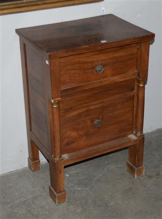 Comoda in noce ad un'anta e un cassetto con montanti a colonna tornita. Gambe...