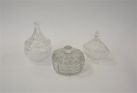 Lotto composto da due scatole con coperchi, in cristallo molato e una in vetro