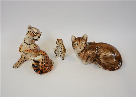 Lotto composto da tre sculture in ceramica policroma raffiguranti animali....