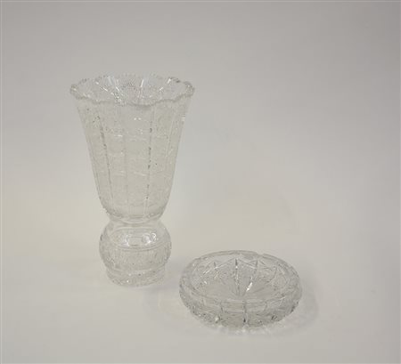 Lotto composto da un vaso portafiori e un posacenere in cristallo molato