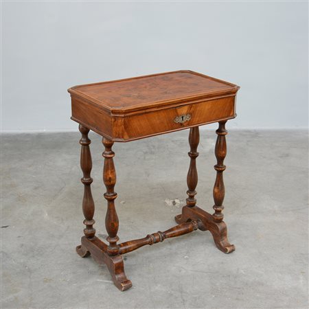 Tavolino da lavoro lastronato in noce e radica ad un cassetto sottopiano....