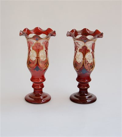 Manifattura del sec. XIX. Coppia di calici in vetro rosso decorati in...