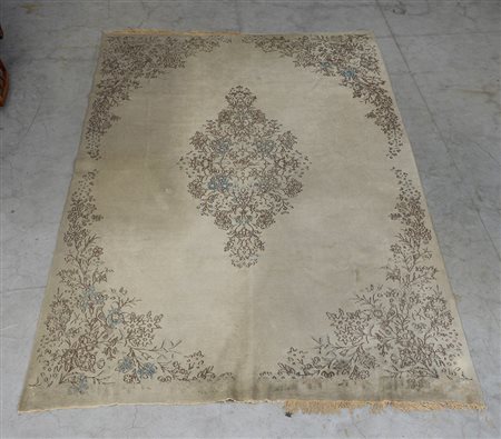 [Tappeti] Tappeto Tabriz, Persia, sec. XX. Disegno grafico marrone su fondo...