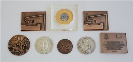 Scatola contenente otto medaglie in bronzo e argento (difetti)