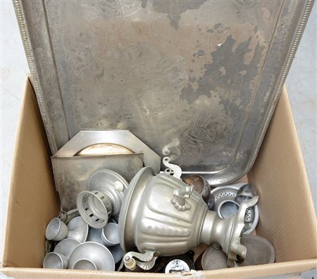 Cartone contenente numerosi oggetti per la tavola in metallo (difetti)