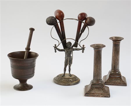Lotto composto da un mortaio, due candelieri e un porta pipe in metallo...