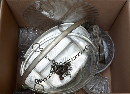 Cartone contenente alcune antipastiere in vetro ed altri oggetti per la...