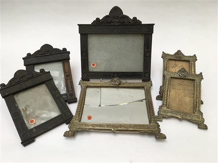 Lotto di due trittici di cartaglorie, uno in legno intagliato ed ebanizzato,...