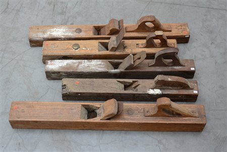Lotto di cinque grandi pialle per falegname (l max cm 82) (difetti)