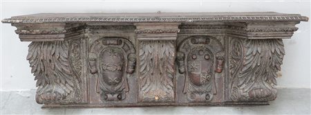 Mensola con sostegni in legno scolpito a fiori e foglie e stemmi gentilizi,...