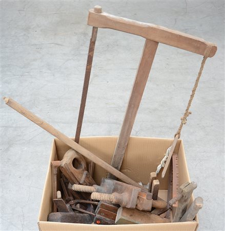 Cartone contenente numerose pialle e strumenti per la lavorazione del legno...