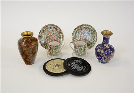 Arte orientale. Lotto composto da due vasetti cloisonne, una bussola decorata...