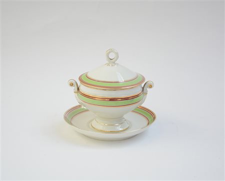 Lotto composto da una scatola in vetro con ghiera in argento e una in...