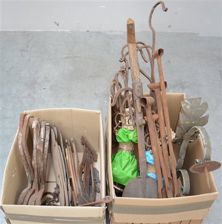 Cartone contenente un fregio porta cero, alcune catene per camino e strumenti...