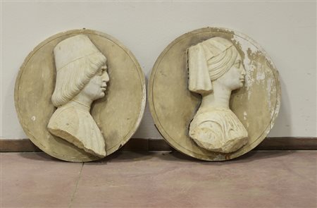 Coppia di profili medievali in marmo (h cm 50 ca) montati su pannelli in...