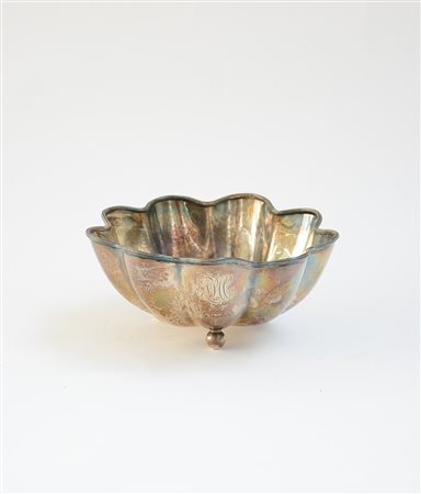 Ciotola in argento con corpo polilobato. Stati Uniti, sec. XX (cm 15x7) (gr...