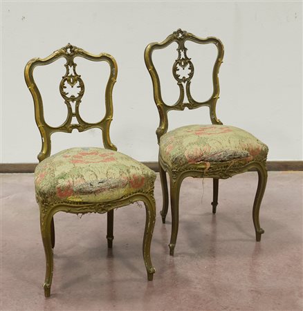 Coppia di seggioline con schienale a giorno sagomato in legno laccato (difetti)