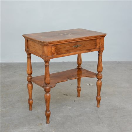 Tavolo scrittoio ad un cassetto sottopiano e quattro gambe tornite unite da...