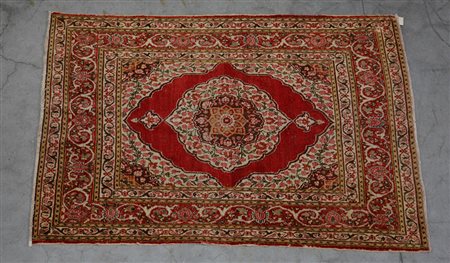 [Tappeti] Tappeto Tabriz, Persia, sec. XX. Disegno a medaglione bianco,...