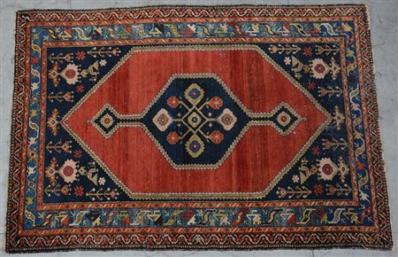 [Tappeti] Tappeto Bachtiari, Persia, sec. XX. Disegno a medaglione blu su...