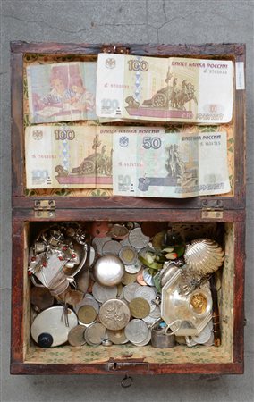 Scatola del sec. XIX contenente alcune Lire e alcune bomboniere in argento e...