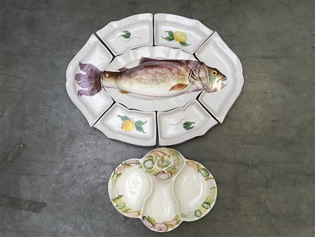 Lotto composto da una grande antipastiera componibile in ceramica smaltata...