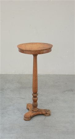 Tavolino portavasi con colonna tornita e base tripode, sec. XIX (h cm 78, d...