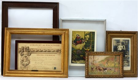 Lotto composto da quindici cornici diverse, alcune contenenti fotografie ed...