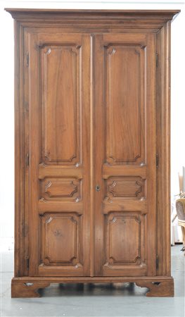 Armadio a due ante pannellate con piedi a mensola (cm 140x230x67) (difetti)