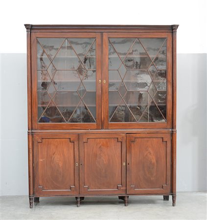 Libreria a due corpi lastricata in noce, parte superiore a due ante a vetri...