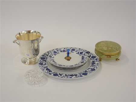 Lotto composto da cinque piatti, un secchiello e due scatole di materiali e...